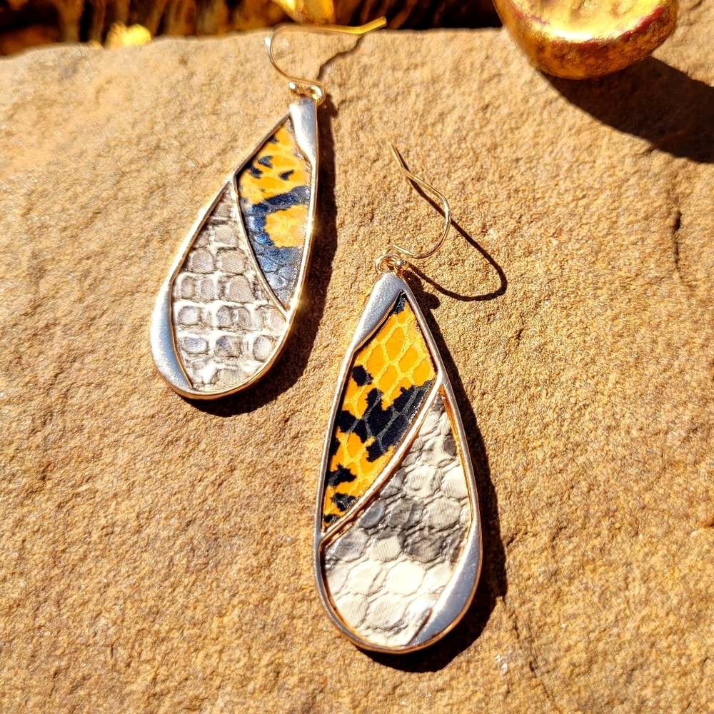 NWT Leather Python Print Gold Drop Earrings - Picture 4 of 13